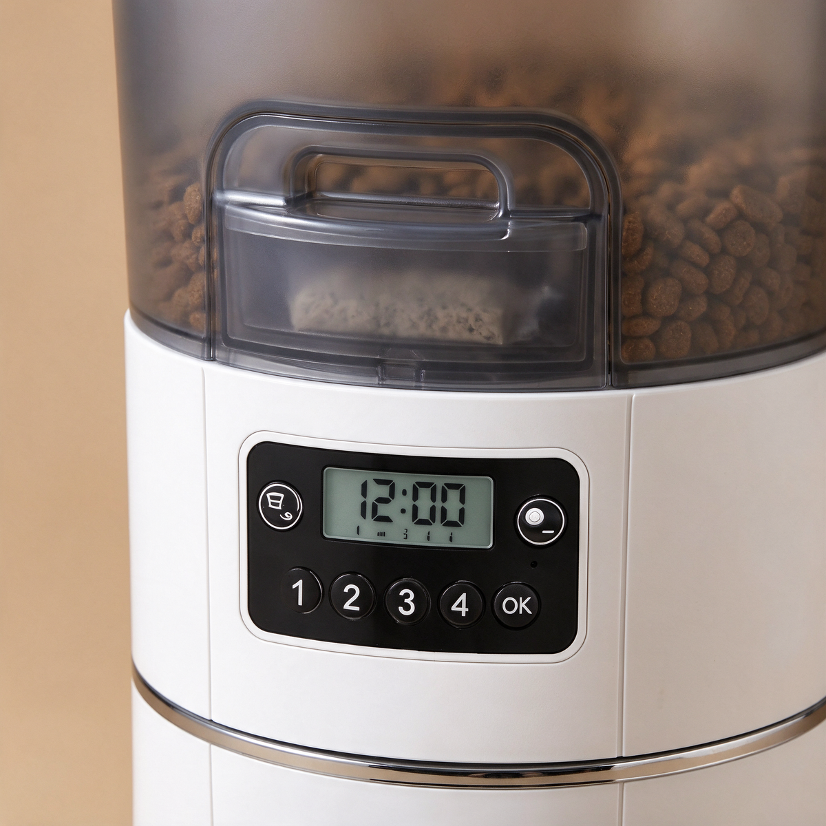 Zoom sur le panneau de commande du distributeur de croquettes