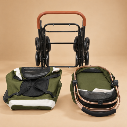 Poussette pliable 2 niveaux pliée : châssis replié et les deux sacs aplatis